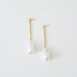ama earrings - Pearl/Brass