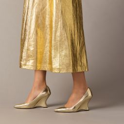 Collection wedge pumps in metallic