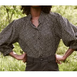 the boutonniere top in black laurel leaf